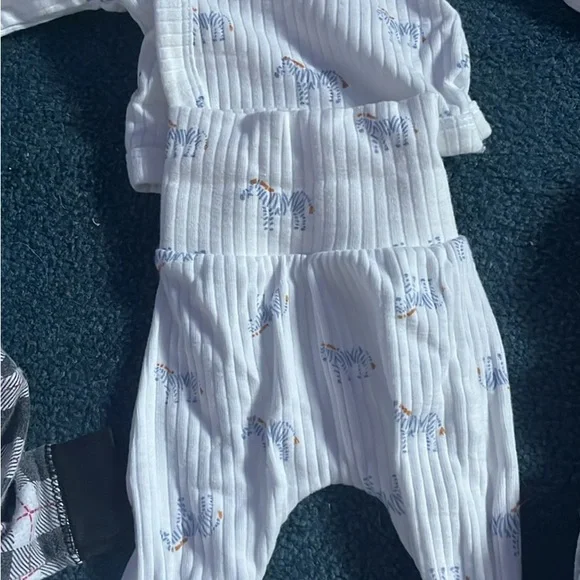Assorted preemie one pieces - Picture 3 of 5